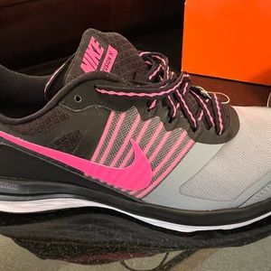 NEW IN BOX.  WOMENS NIKE DUAL FUSION SNEAKER.  SIZE 7.5